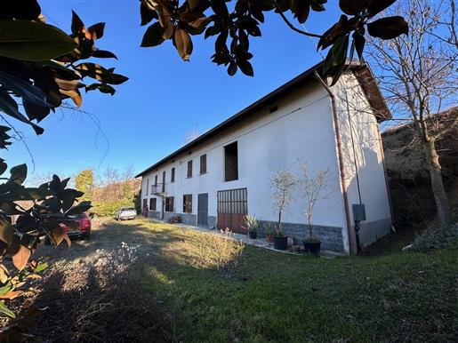 Bauernhaus aus Stein mit bezauberndem Blick auf die Alpen und den Monviso