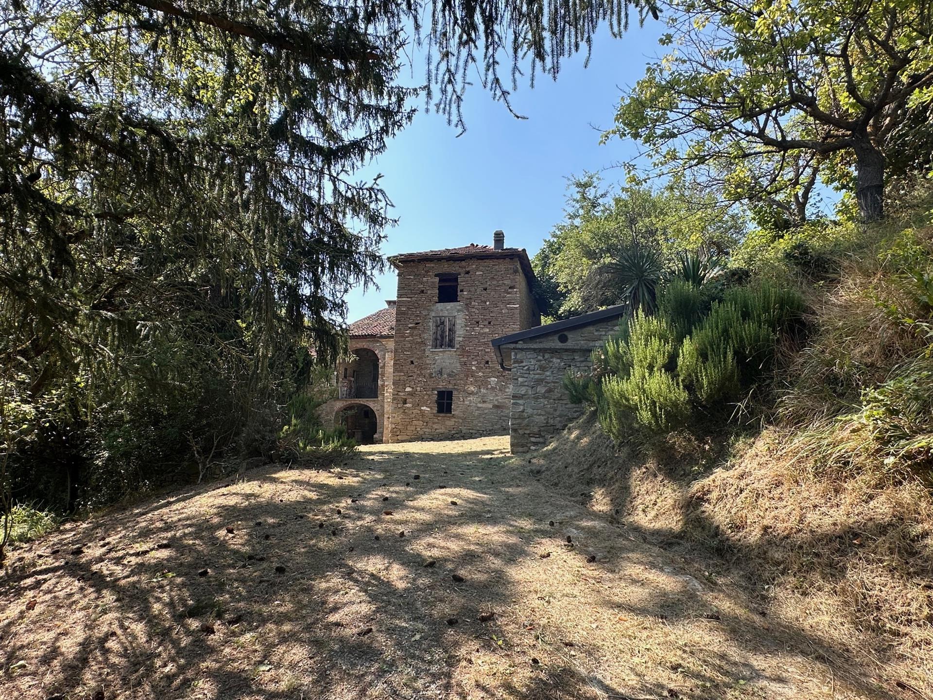 Schönes Steinhaus von ca. 500 Quadratmetern inmitten der Natur mit 10 Hektar Land