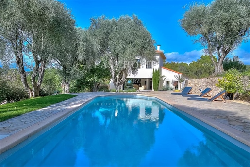 Villa for sale Mougins with panoramic village view