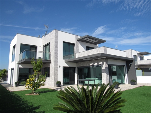 Modern 4-bedroom villa between the beach and the countryside on the Silver Coast.