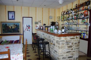 Hotel / Bar tem paredes de Rocamadour & fundo e habitação