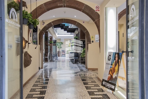 3 Lojas Comerciais Arrendadas Centro Funchal - Compra Com Rentabilidade 7% Ano - Imóvel Ideal Para I