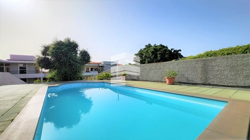 Apartamento T2 Renovado com piscina e jardins Vista Mar Com 2 estacionamentos e 2 arrecadações Garaj
