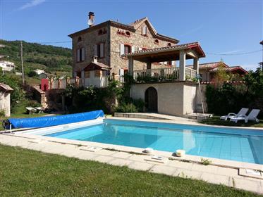 Old stone-built house with swimming pool, 6 main rooms, 165 m2 of land with a view, quiet position