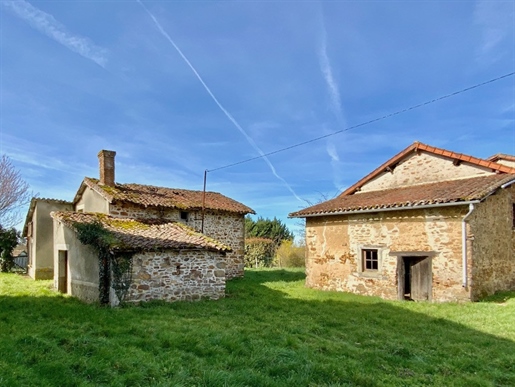 Farmhouse to renovate with barn and garage on land of 2383 m2.