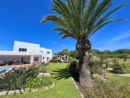 Modern 3/4 bedroom Villa with stunning panoramic sea views near Santa Barbara de Nexe