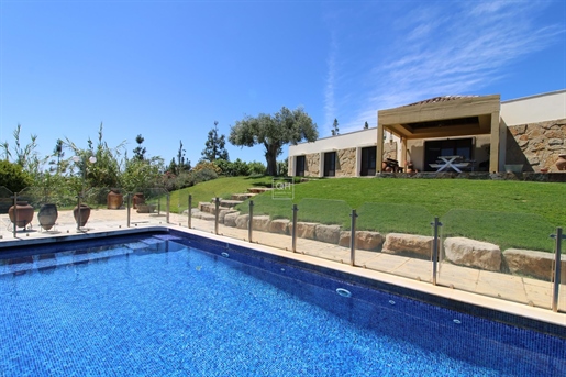 Belle villa 4 + 1 avec piscine et grand terrain près de São Bras de Alpor