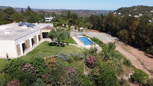 Beautiful 4 + 1 Villa with Swimming Pool and large plot near São Bras de Alportel