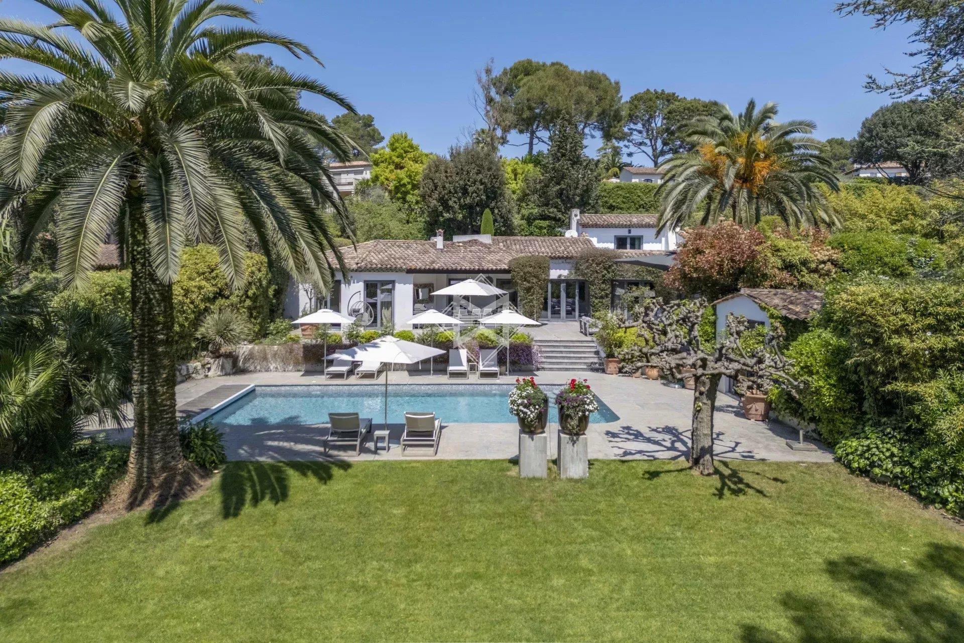 Charming villa in a gated and guarded domain