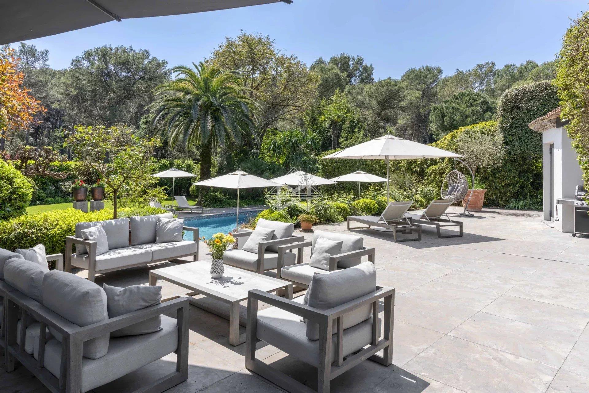Charming villa in a gated and guarded domain