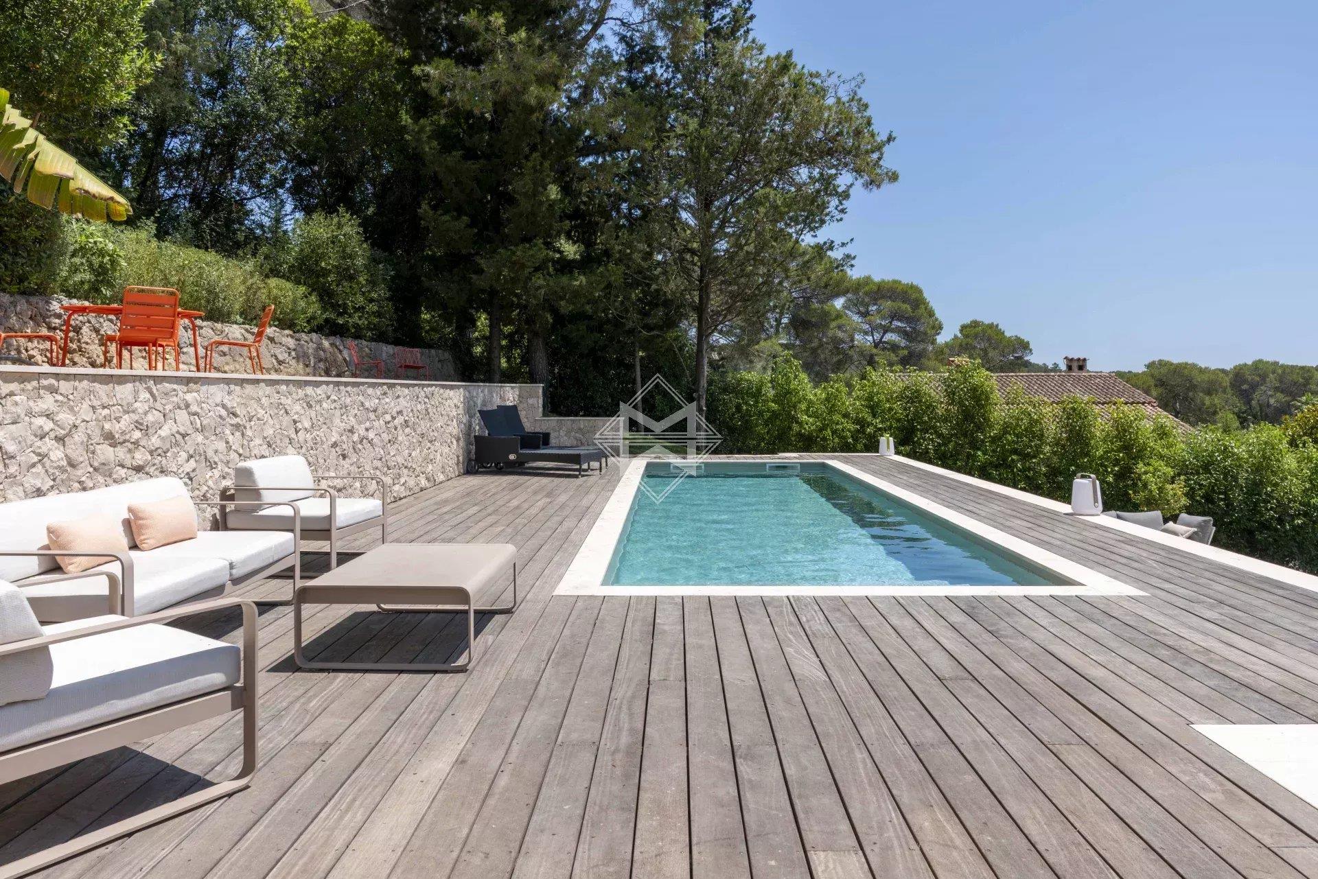 Elegant renovated villa in a gated estate