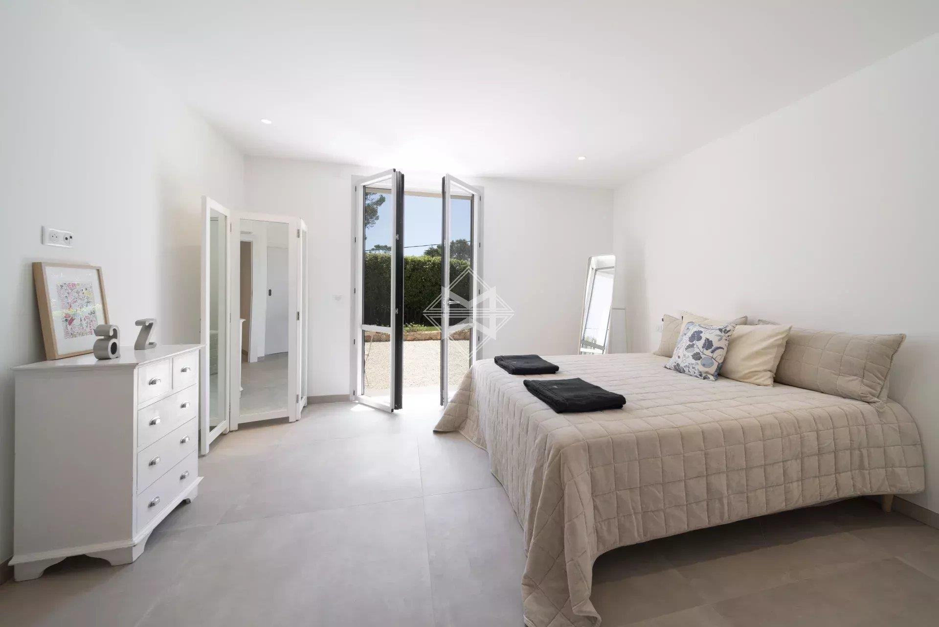 Elegant renovated villa in a gated estate