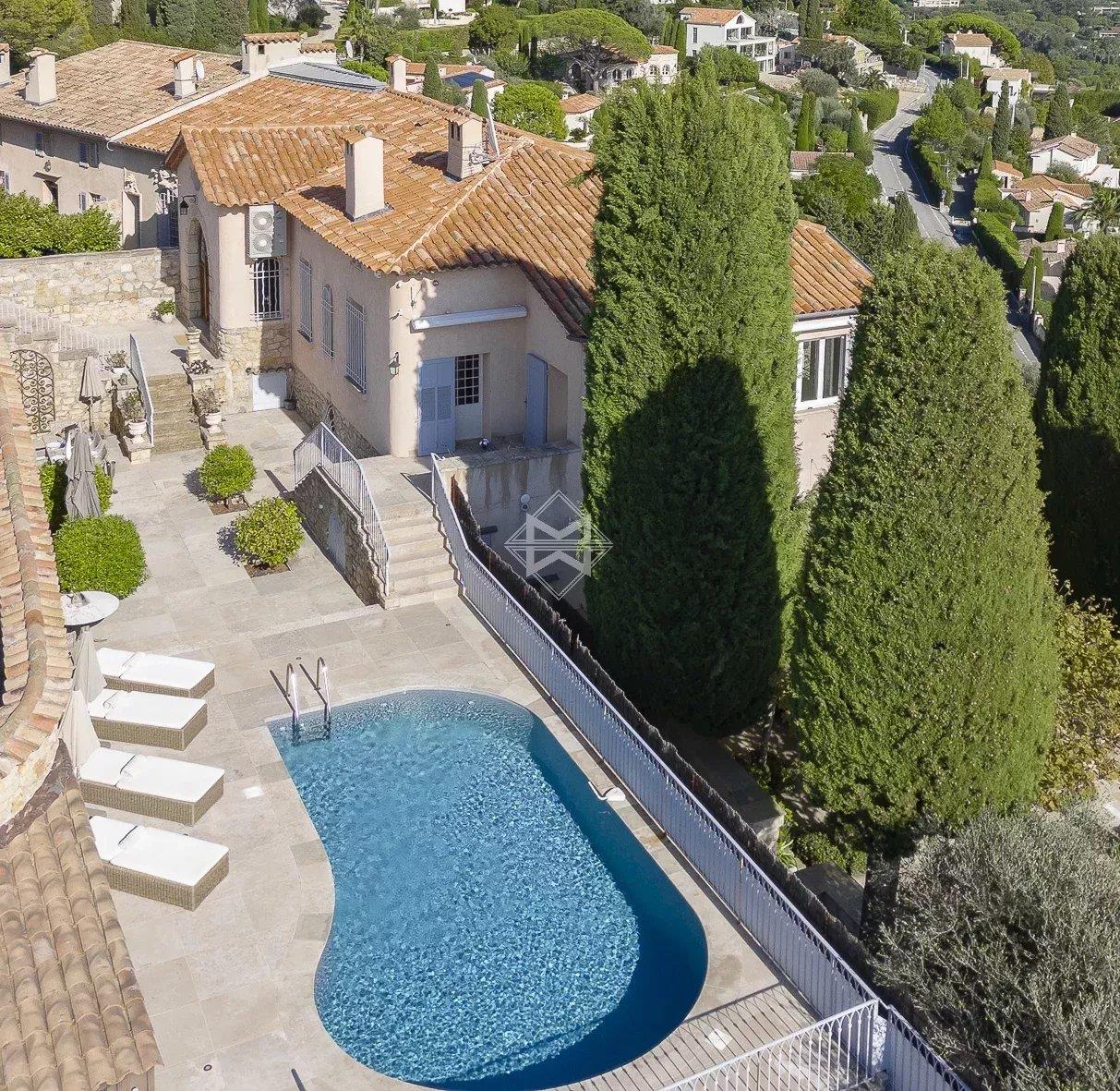 Rare single-storey apartment with incredible panoramic sea and hill views - Private pool