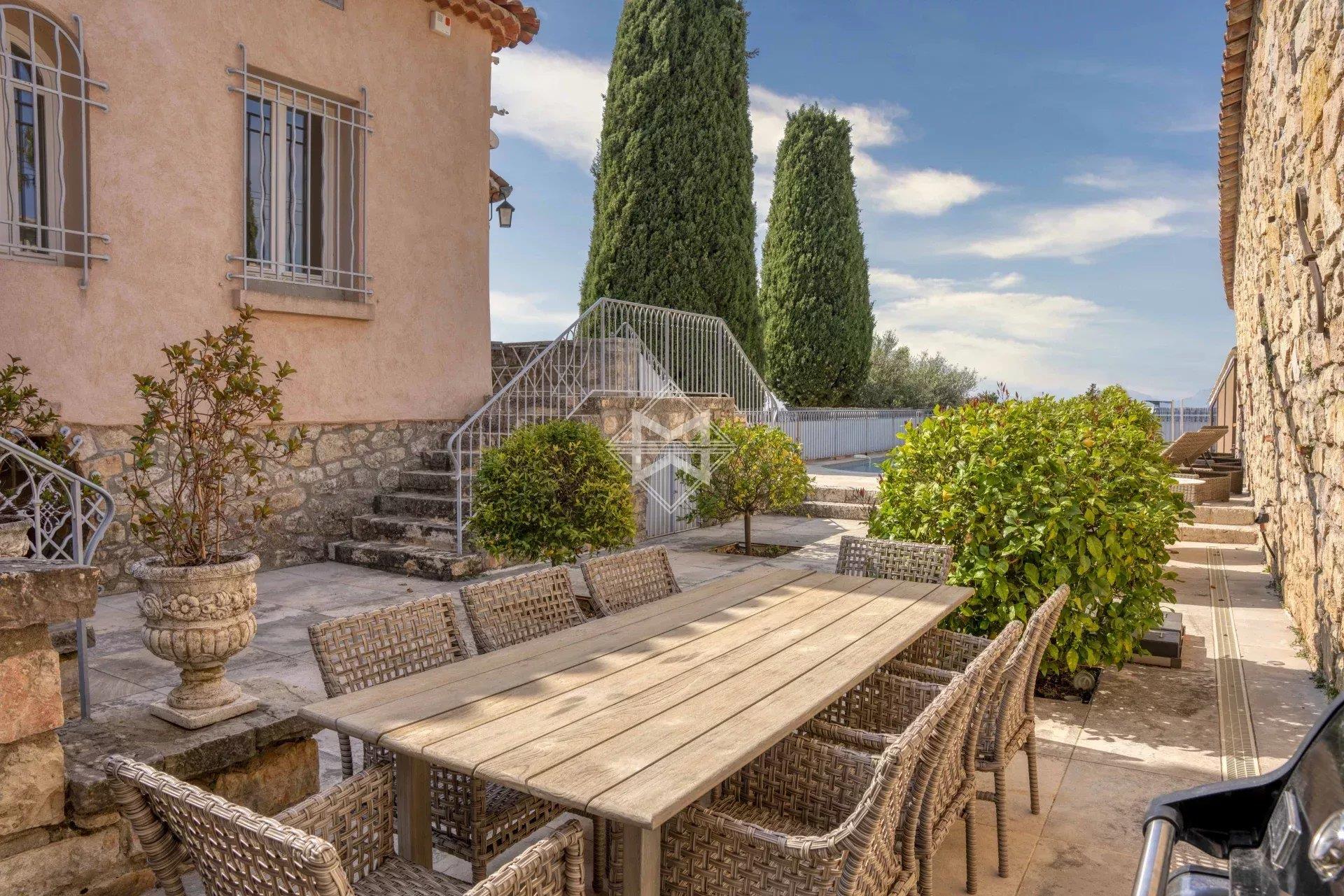 Rare single-storey apartment with incredible panoramic sea and hill views - Private pool