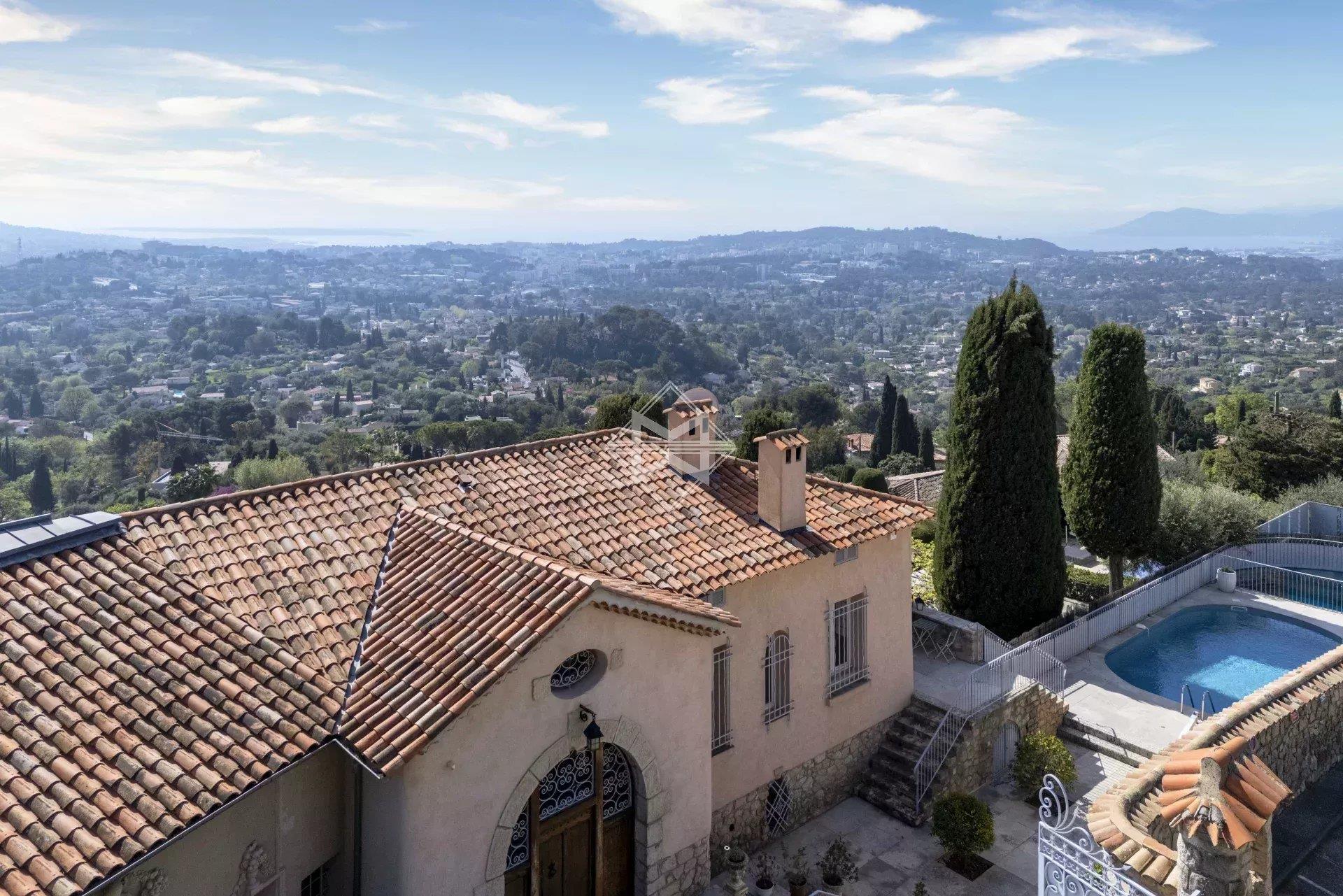 Rare single-storey apartment with incredible panoramic sea and hill views - Private pool