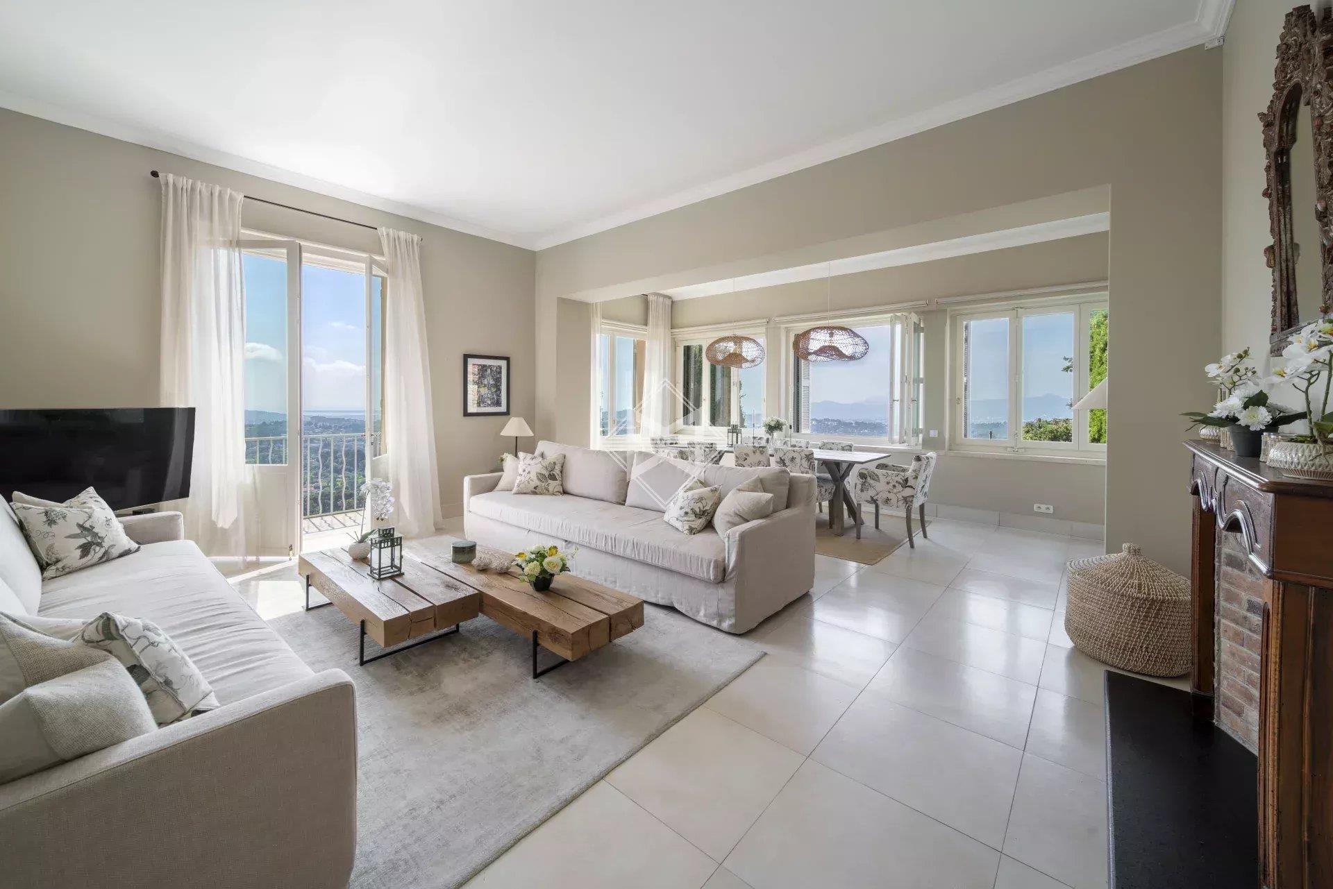 Rare single-storey apartment with incredible panoramic sea and hill views - Private pool