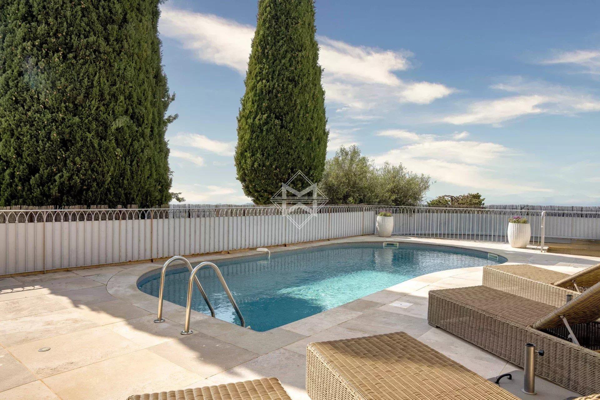 Rare single-storey apartment with incredible panoramic sea and hill views - Private pool