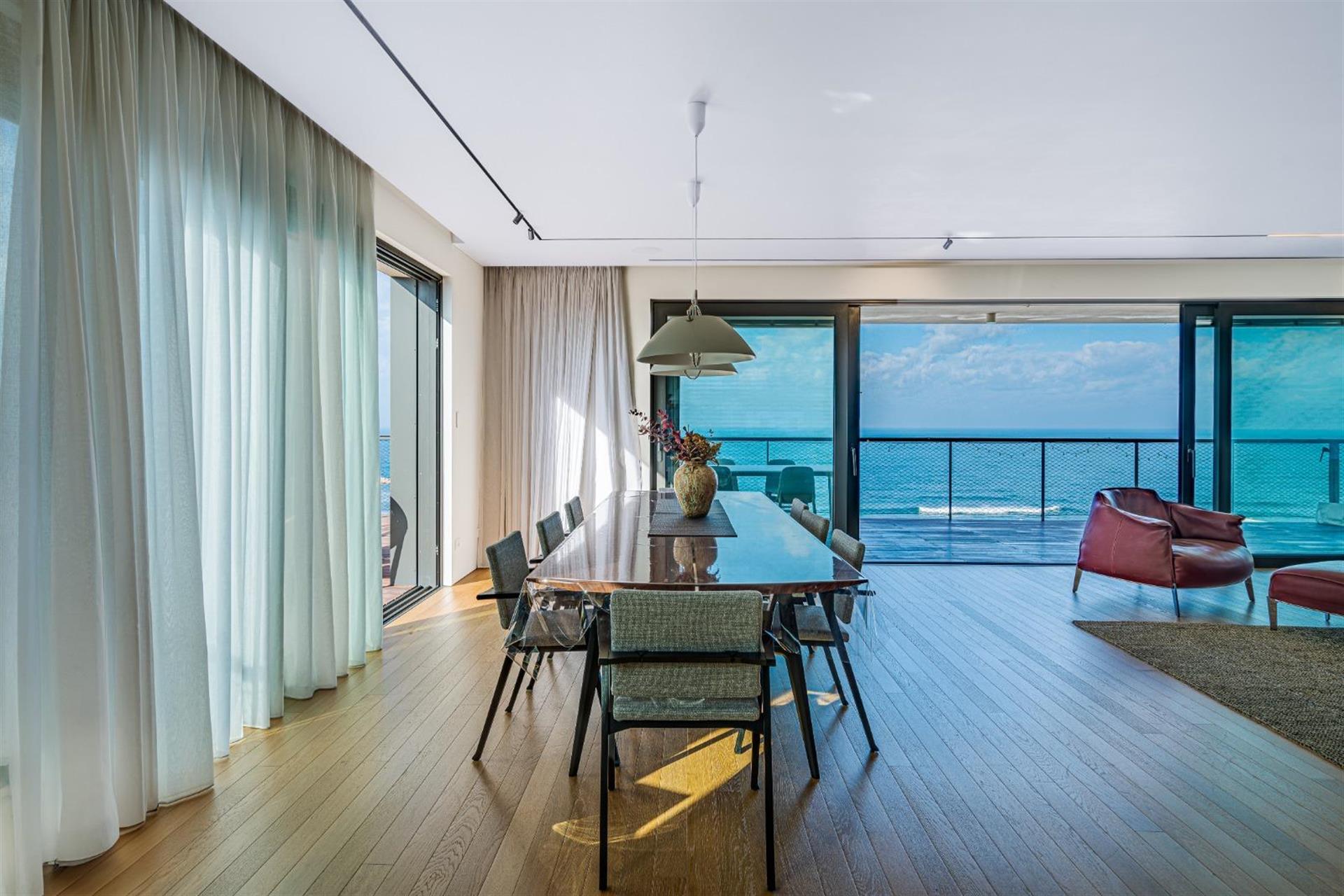 Tel Aviv Luxury Apartment With Direct Sea View