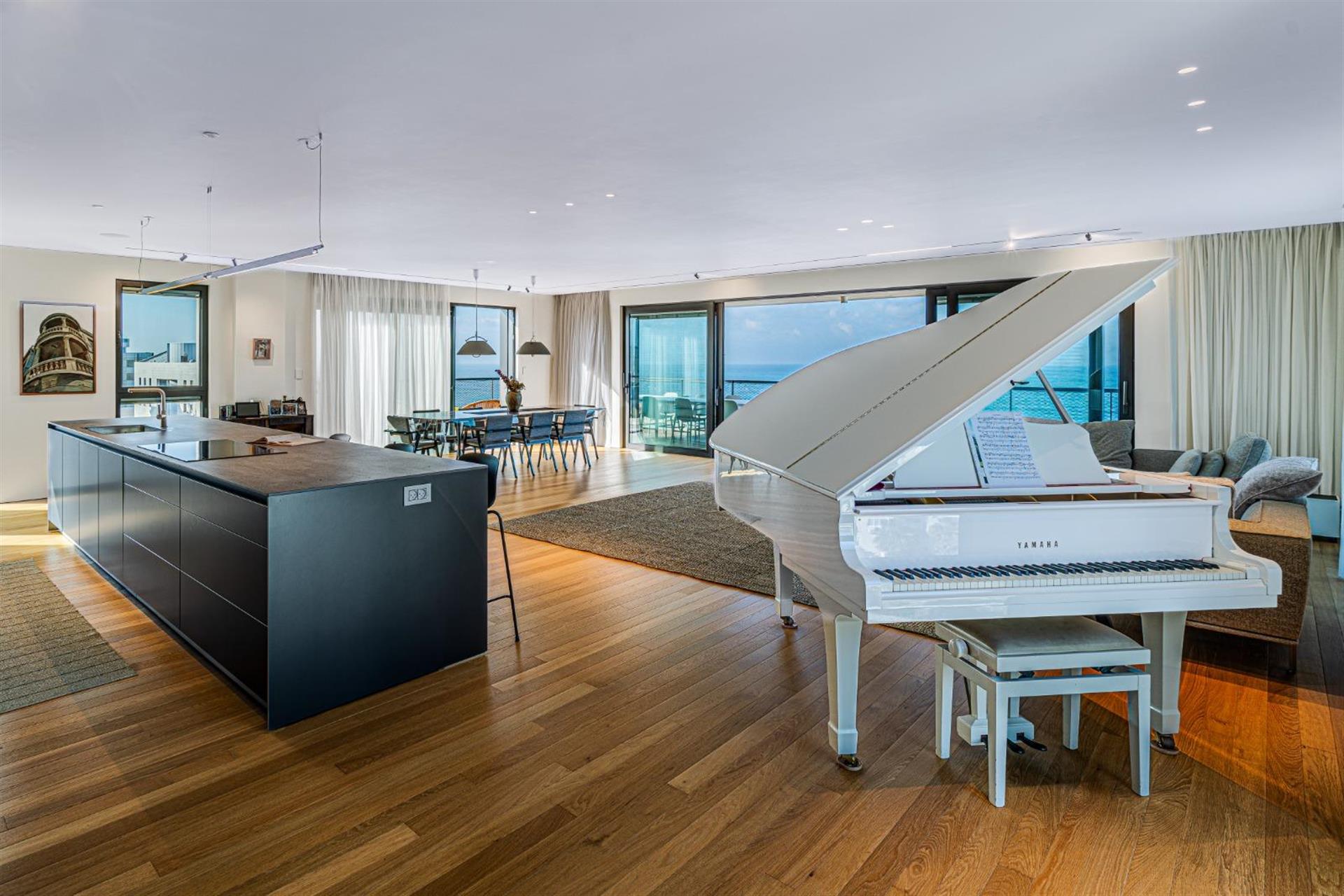 Tel Aviv Luxury Apartment With Direct Sea View