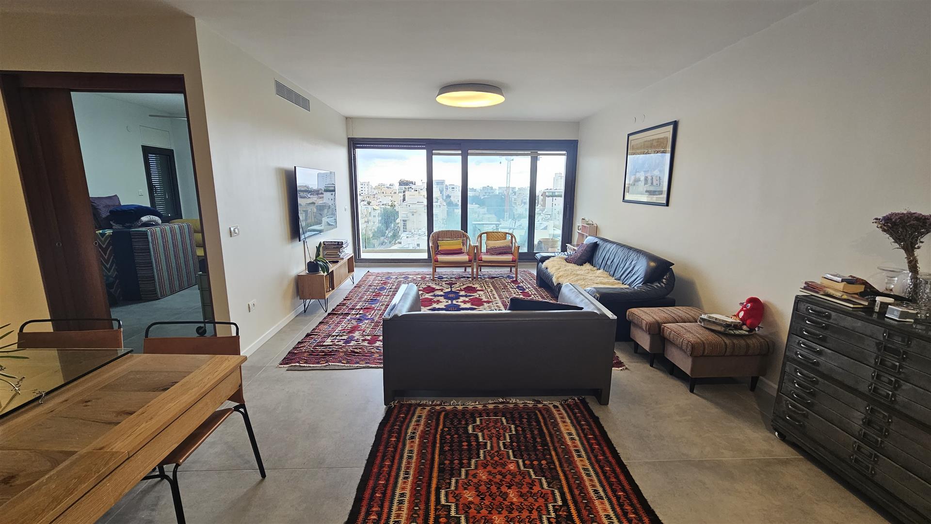 Sea View Basel Tower 3-Br Apartment