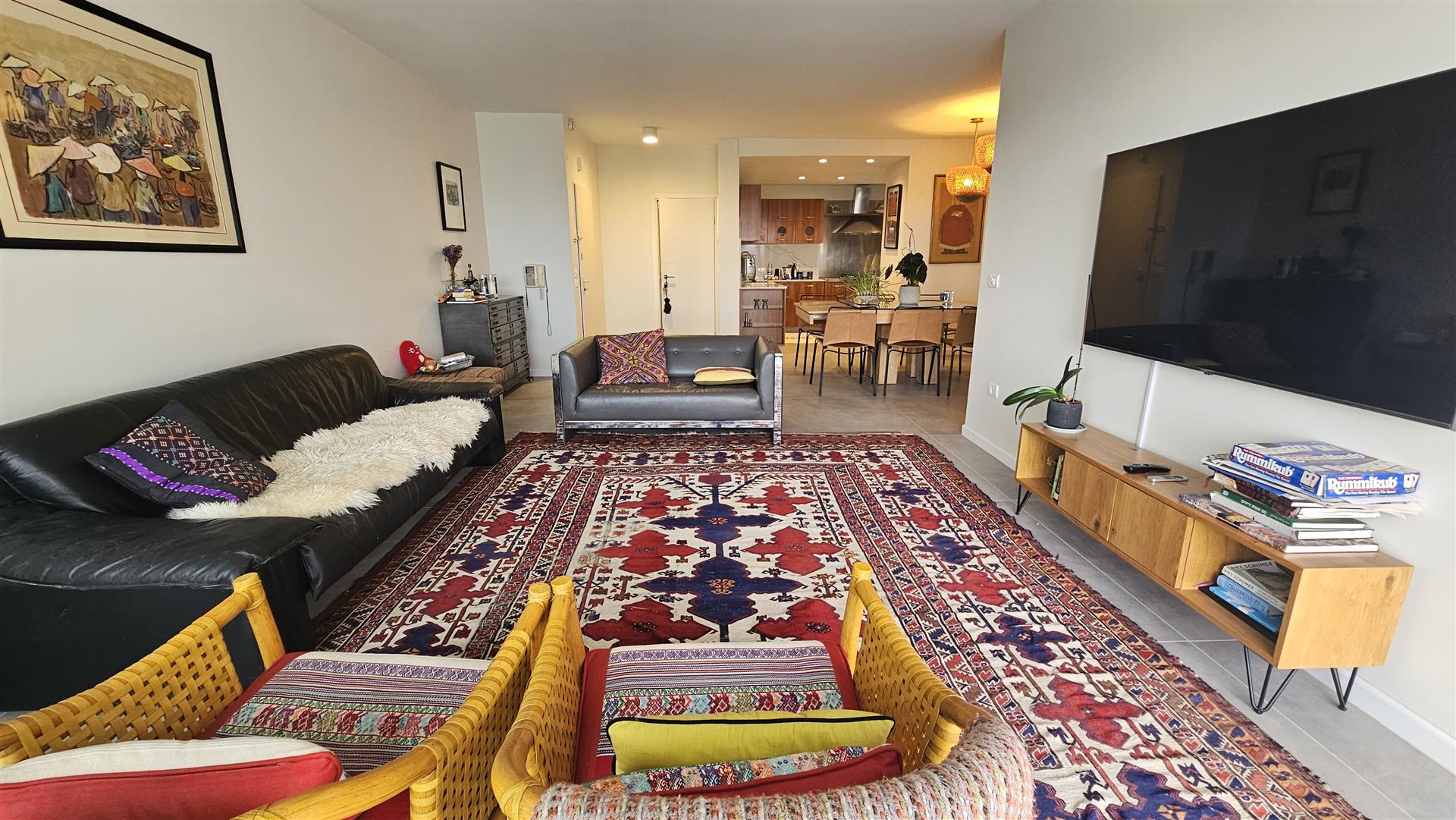 Sea View Basel Tower 3-Br Apartment