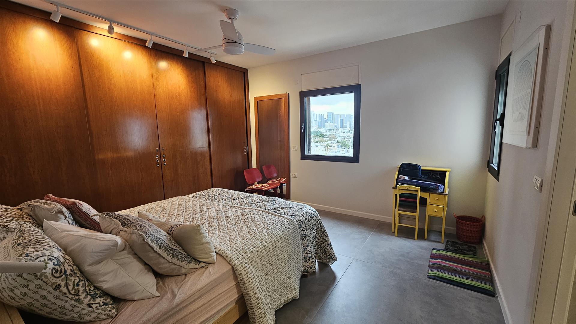 Sea View Basel Tower 3-Br Apartment