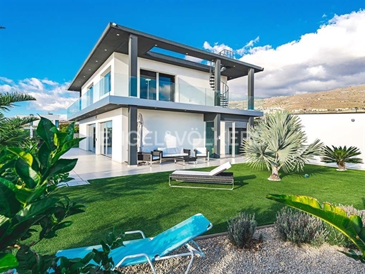 Moderne und luxuriöse Villa mit Meerblick