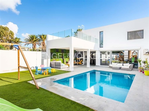 Villa minimaliste avec piscine privée sur la Costa del Silencio