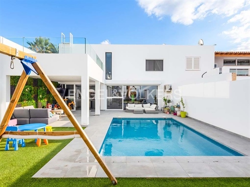 Villa minimalista con piscina