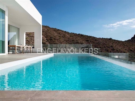 Villa moderne avec vue sur la mer et piscine à débordement à Roque del Conde