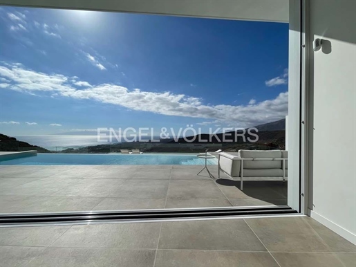 Moderne Villa mit Meerblick und Infinity Pool
