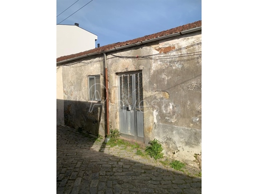 House to Renovate with Garden in Bonfim