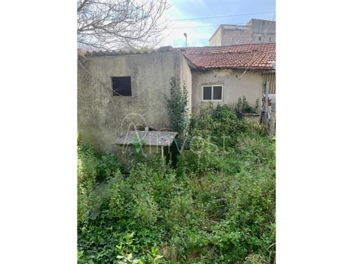House to Renovate with Garden in Bonfim