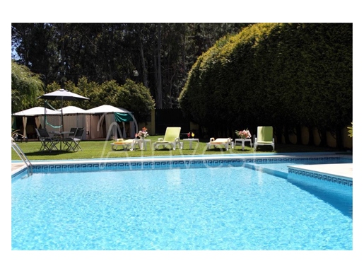 Venda de Luxuosa Villa com Piscina, Amplo Jardim e Possibilidade de Guest House