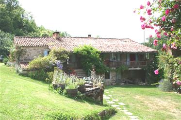 Belle maison 10 minutes St Antonin / Caylus, dans une vallée privée entourée de posséder des terres.