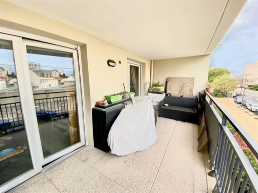 T2 / Terrace / Private parking space in the basement / Swimming pool /