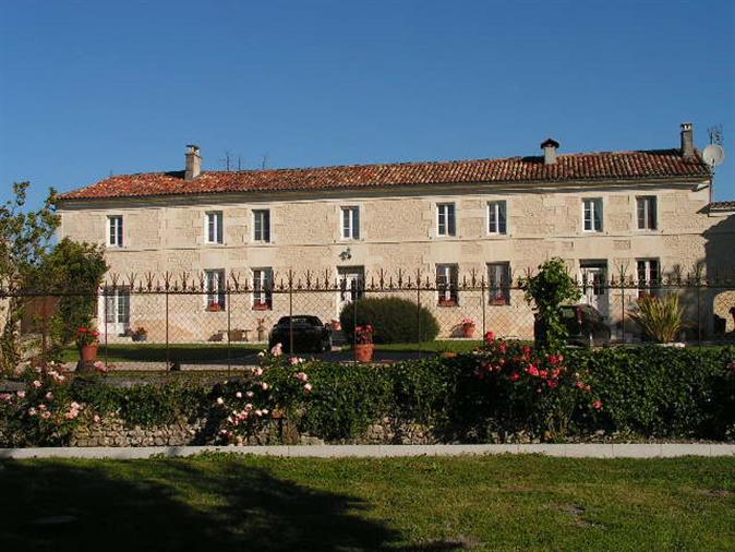 Великолепный Шарантский Maison du Maître стоя в свой сад 6140m 2.