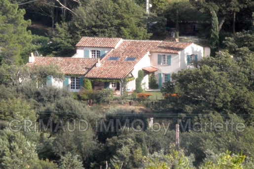 Villa avec vue sur le village de Grimaud et a pied du village.