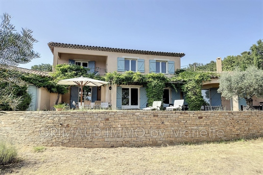 Beautiful villa overlooking the village with 5 bedrooms and an
