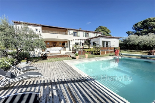 Beautiful recent villa with swimming pool in a quiet area, con