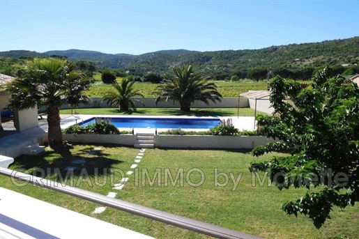 Beautiful house 2 km from the village with a view of the viney