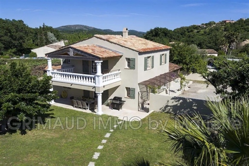 Beautiful house 2 km from the village with a view of the viney