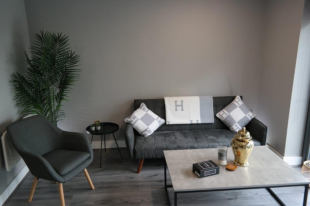 We are proud to present the Two Bedroom Dual Aspect Apartments at Monarchs Quay, Liverpools premier