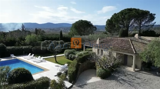 At the foot of the village, in a quiet area, single-storey Provençal villa of approximately 193 m2,