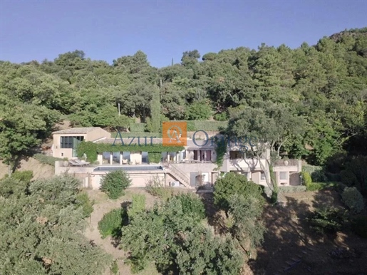 Stunning sea and mountain views from this well renovated villa