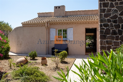 Villa avec vue large et un aperçu de la mer