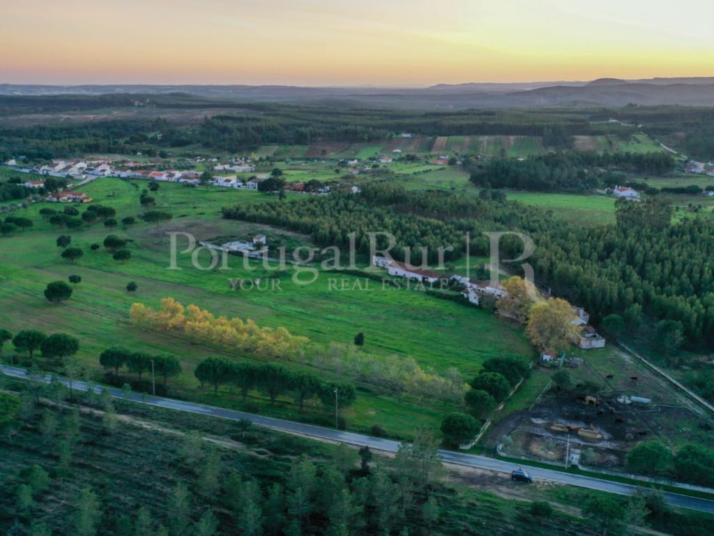 Farm with 9.4 ha (94,000 m2) located in the region of Azambuja
