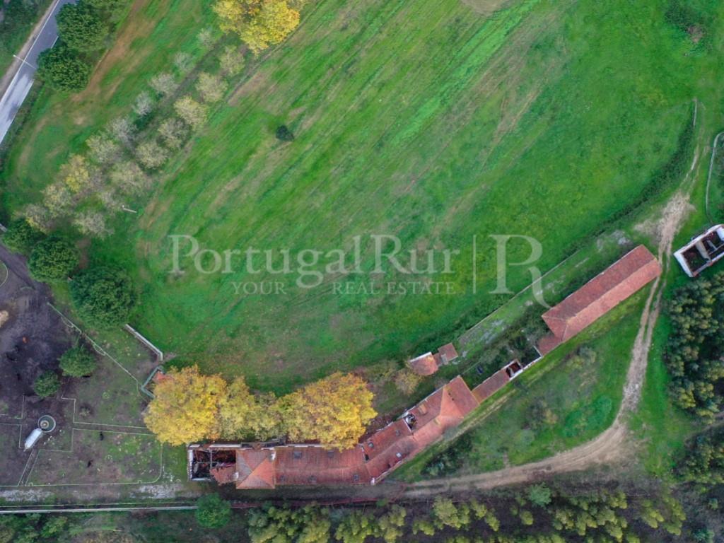 Farm with 9.4 ha (94,000 m2) located in the region of Azambuja