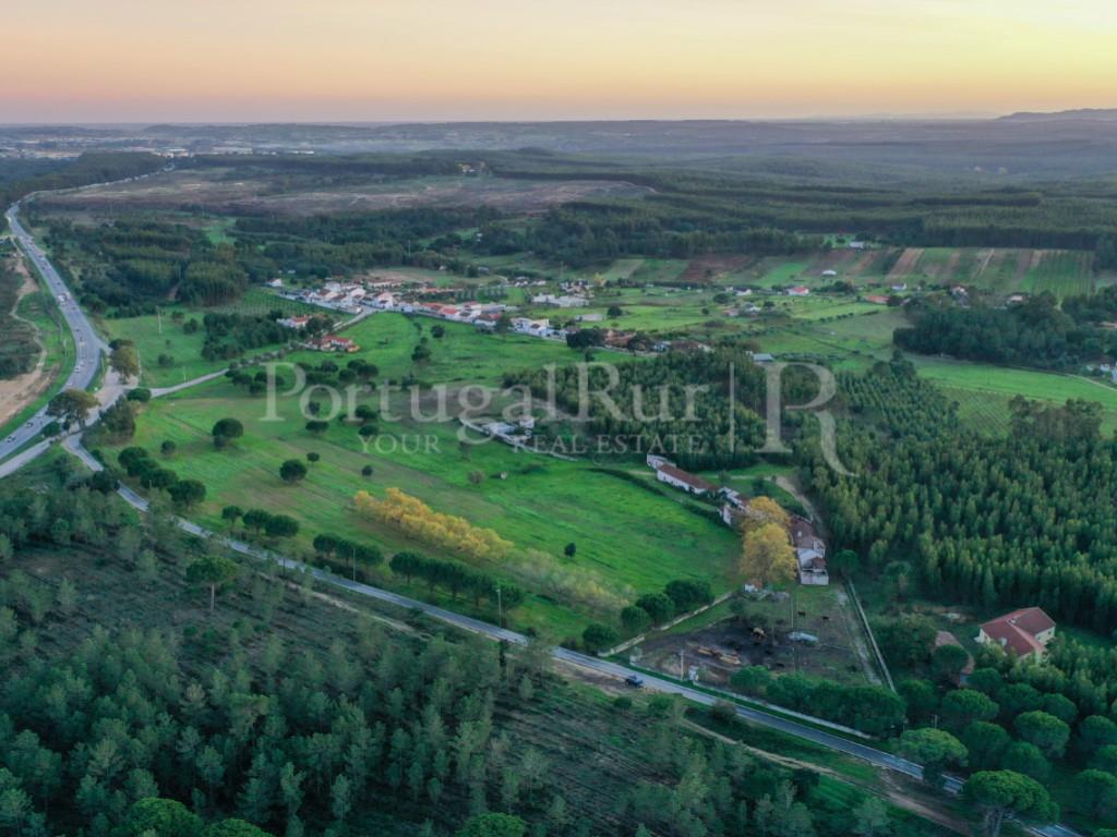 Farm with 9.4 ha (94,000 m2) located in the region of Azambuja