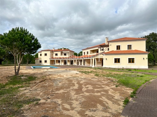 Farm with 2 ha and 3 independent houses in Santo Estevão